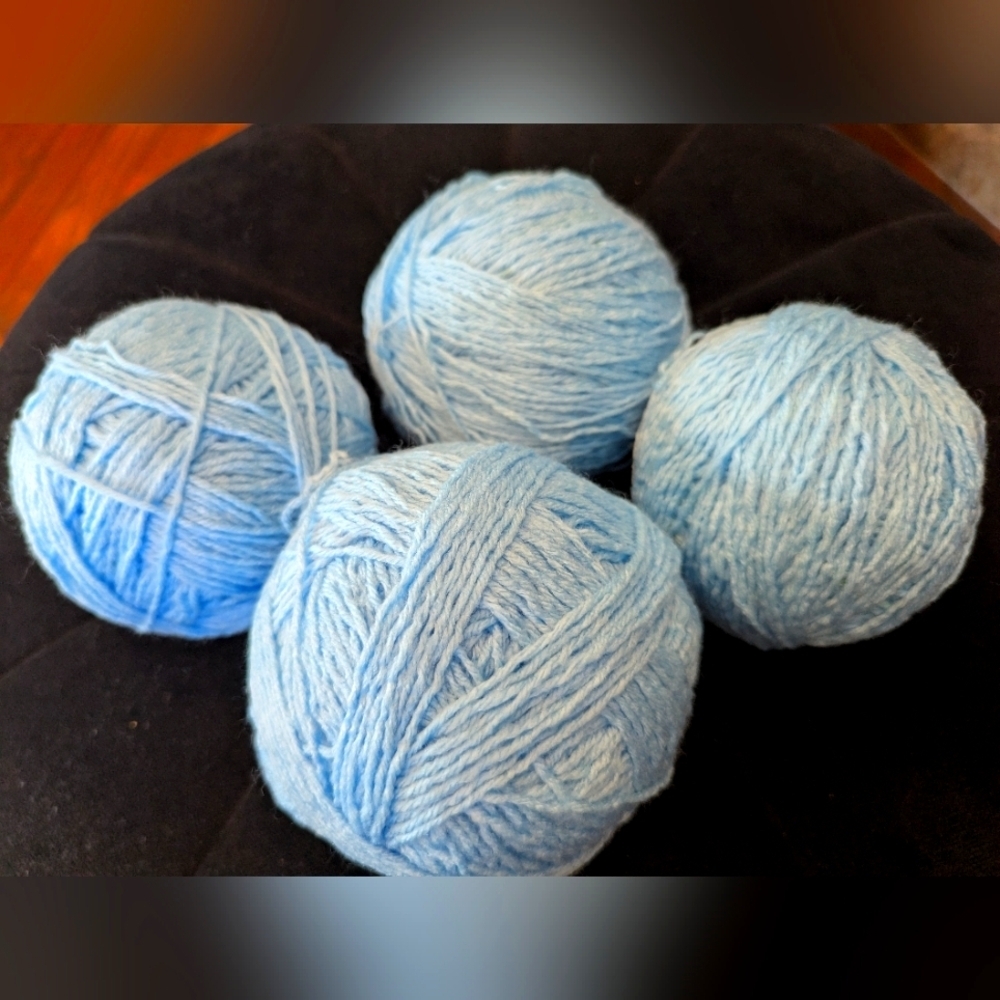 Yarn 4 balls, soft blue Large balls 589g total. The Texture is soft.